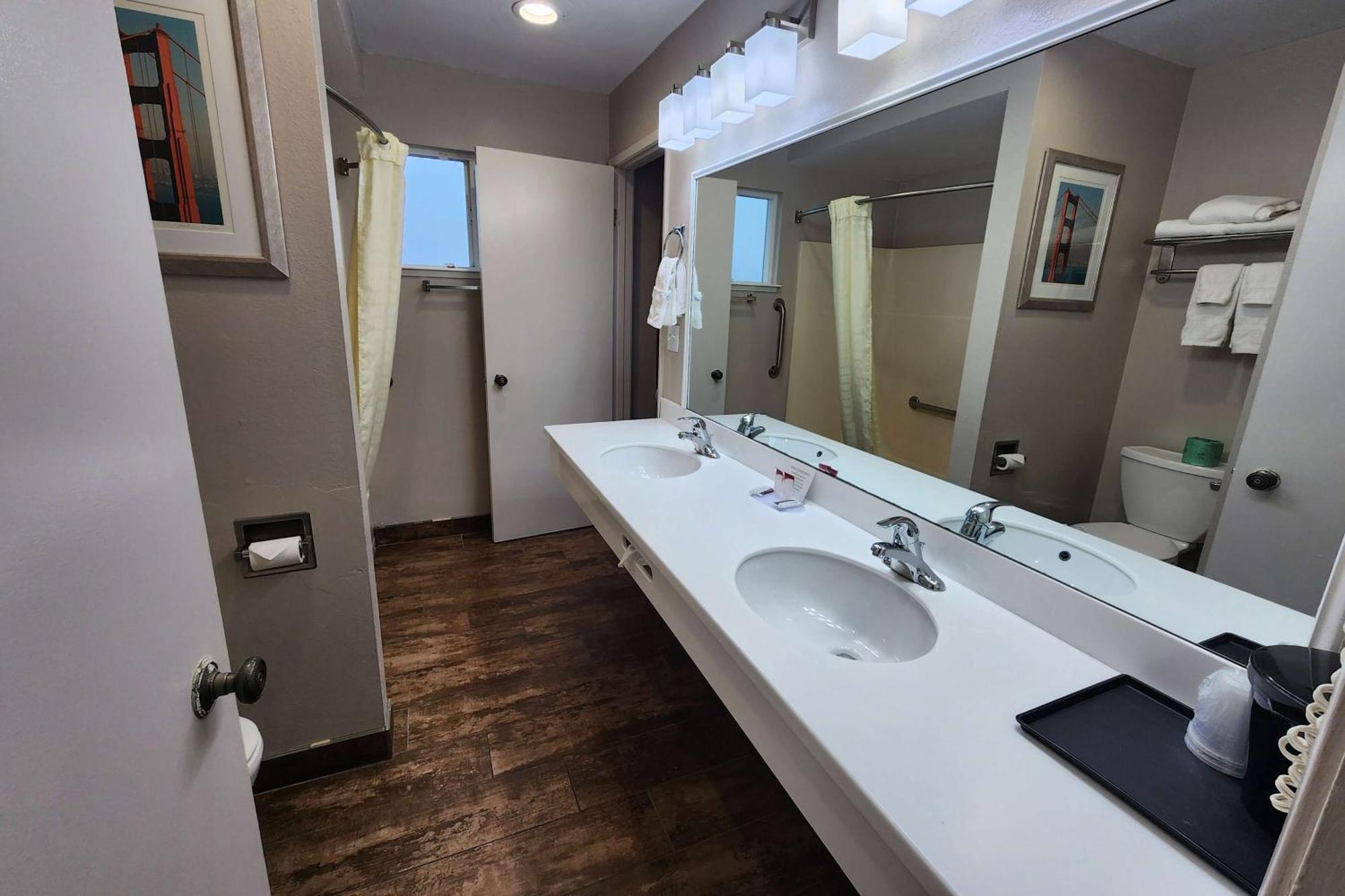 Ramada Bayside Inn & Suites ユーレカ エクステリア 写真
