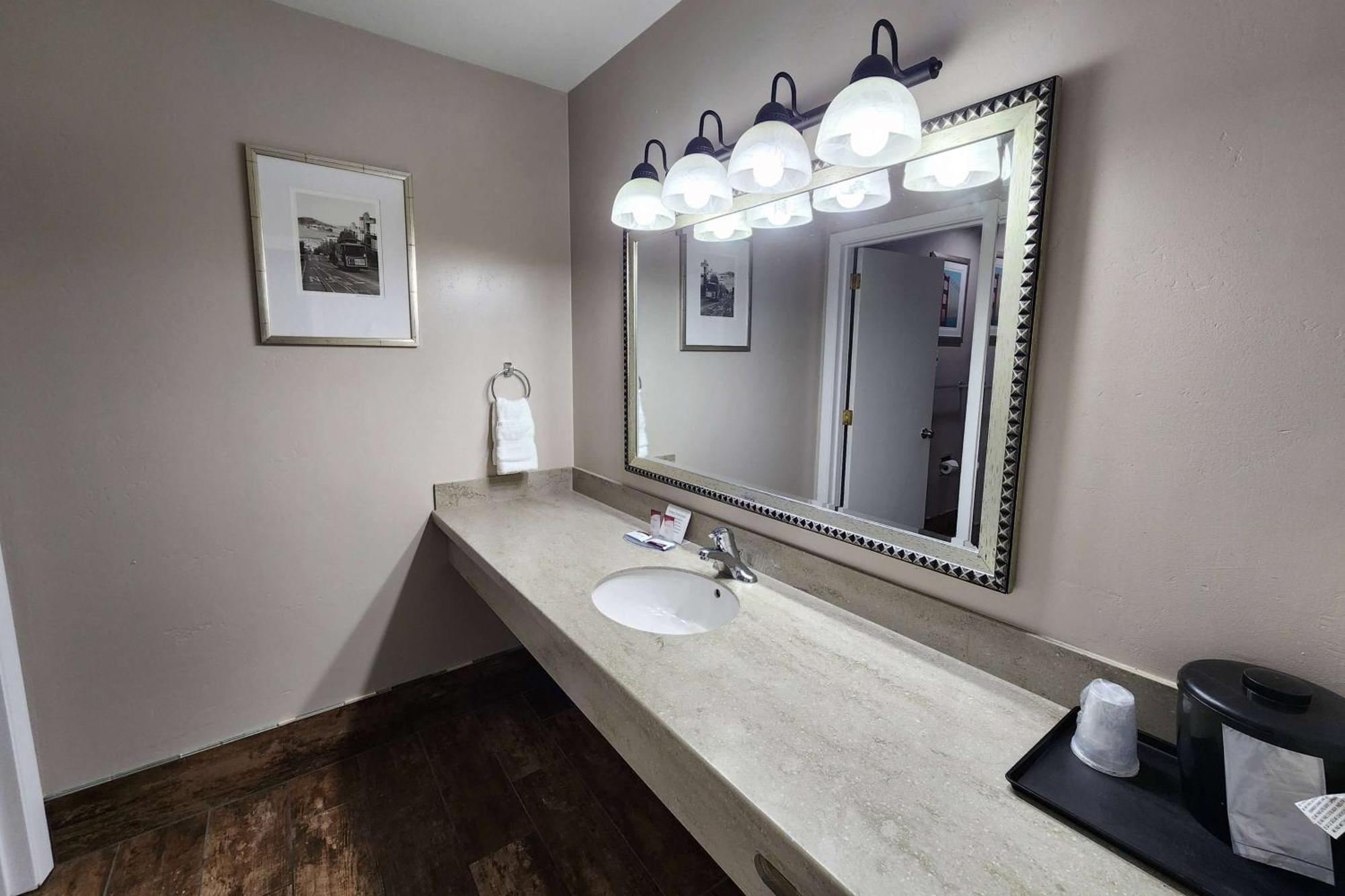 Ramada Bayside Inn & Suites ユーレカ エクステリア 写真